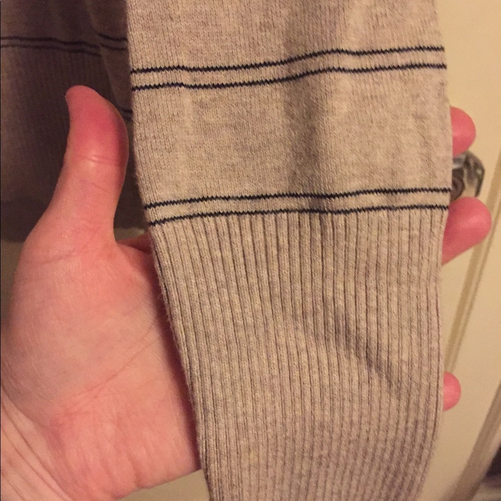 Banana Republic V-Neck sweater - Picture 5 of 6